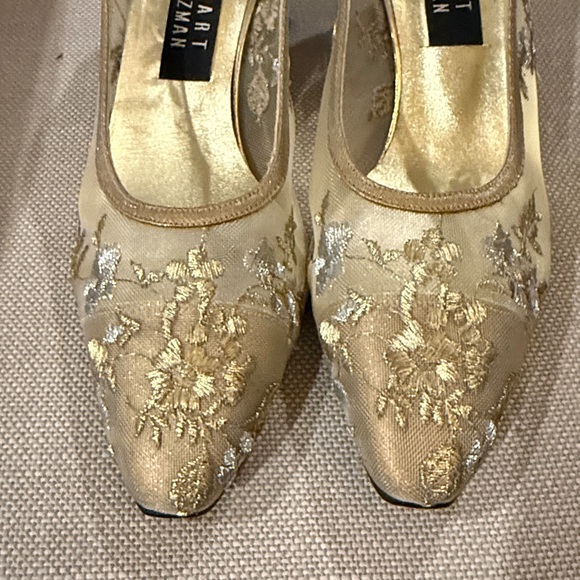 STUART WEITZMAN Embroidered mesh pumps GOLD 2.5” semi-block heel EUC US 8.5 Med - Picture 3 of 15